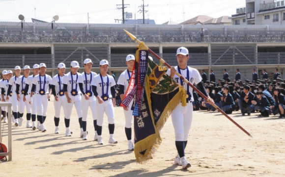 優勝旗を全校生徒らにお披露目する石川昂弥主将（手前）＝名古屋市名東区の東邦高で
