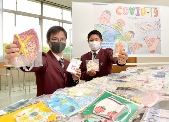 カンボジアに贈る手作りマスクを手にする名古屋経済大市邨高の男子生徒=千種区で