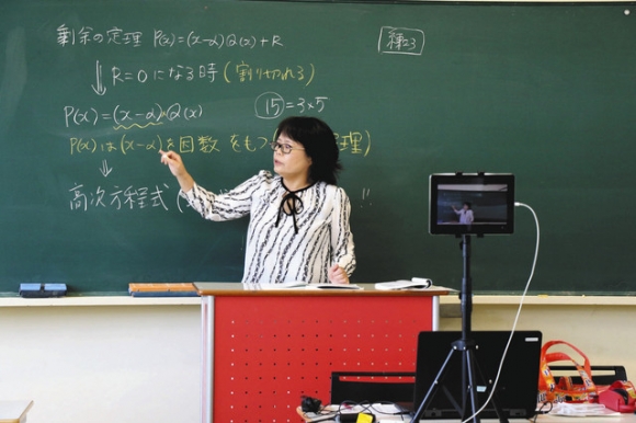 インターネットを通じ、リアルタイムで配信されている授業の様子=美浜町の日本福祉大付属高で