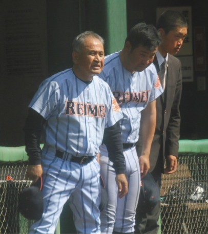 白星スタートを切った愛知黎明の金城孝夫監督（左）（麻生和男撮影）