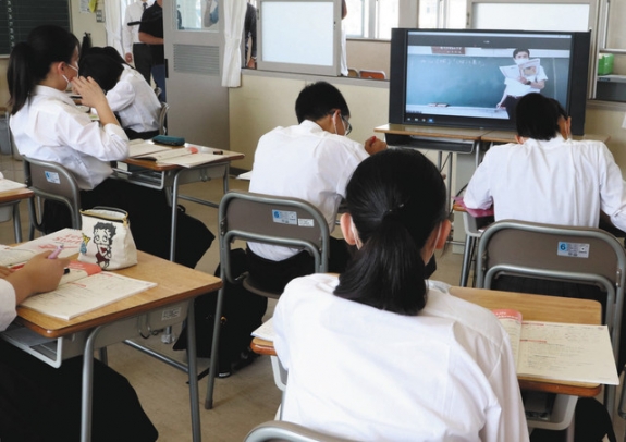 モニターで遠隔講義を受ける生徒＝岐阜市の済美高で