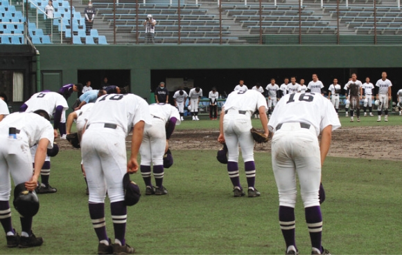練習試合を行った愛工大名電（手前）と東邦（奥）の選手ら。試合終了後のあいさつは、両校ベンチ前から行った＝愛知県岡崎市の岡崎市民球場で（麻生和男撮影）