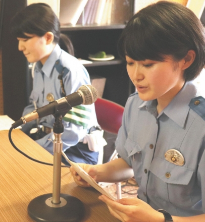 「JKビジネス」の危険などを訴える窪田さん(右)と小川さん=瀬戸市西長根町の聖カピタニオ女子高で