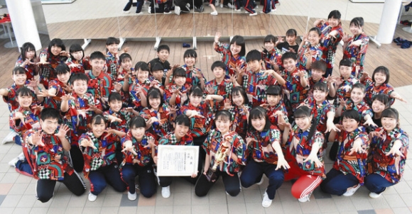 新人戦中日本大会で初優勝を果たした三重高校ダンス部員＝松阪市の同校で