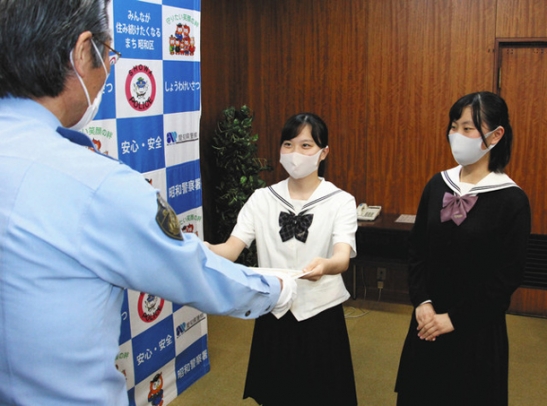 感謝状を受け取る(左から)小野さん、芦田さん=昭和署で