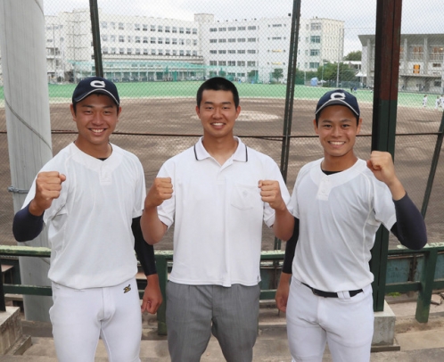 対戦相手が智弁学園高に決まり、健闘を誓う中京大中京高の（左から）高橋選手、印出選手、中山選手＝名古屋市昭和区川名山町の同高で