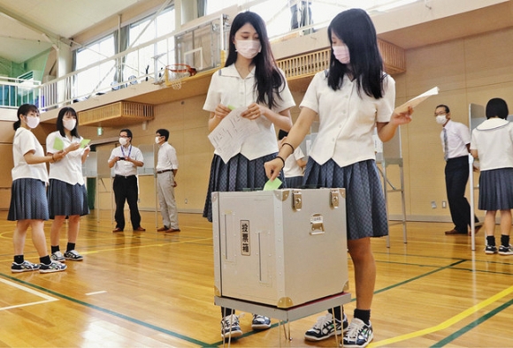 模擬投票する生徒ら=伊勢市黒瀬町の伊勢学園高で
