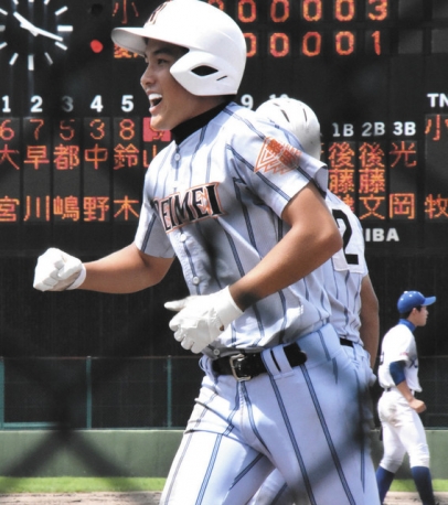 小牧－愛知黎明　６回裏愛知黎明２死三塁、同点の左越え本塁打を放ち喜ぶ山本＝一宮市営球場で