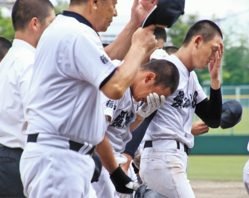 試合後に涙する愛知啓成のナインと中村監督（手前）＝小牧市民球場で