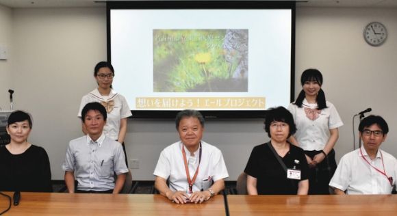 村上院長(前列中央)を前に応援動画を上映した加藤さん(後列右)と鶴田さん(後列左)=千種区の市東部医療センターで