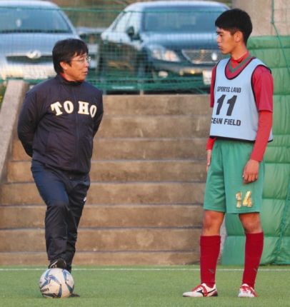 練習中、生徒にアドバイスを送る道家さん（左）＝愛知県日進市の愛知東邦大日進グラウンドで（牧原広幸撮影）