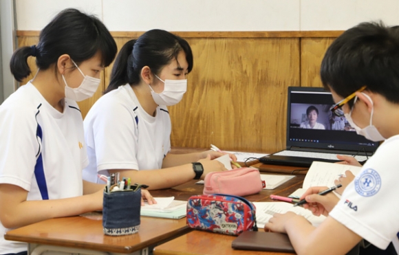 オンラインで大学生らからアドバイスを受ける生徒たち=高山市下林町の高山西高で