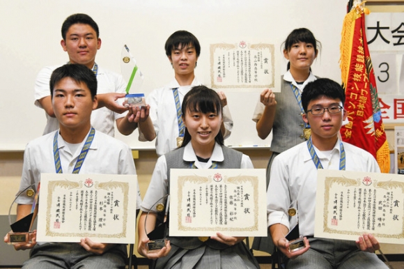 初の全国制覇を成し遂げた情報ビジネス部の部員たち=高山市下林町の高山西高で