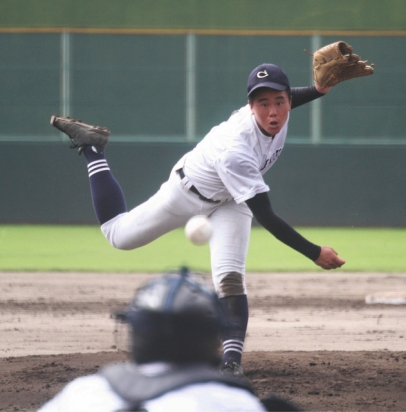 力投する中京大中京の畔柳亨丞投手＝名古屋市の熱田愛知時計１２０スタジアムで（麻生和男撮影）