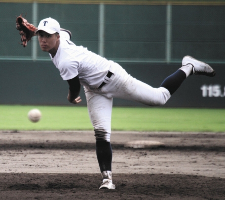 １失点完投した東邦の知崎滉平投手＝名古屋市の熱田愛知時計１２０スタジアムで（麻生和男撮影）