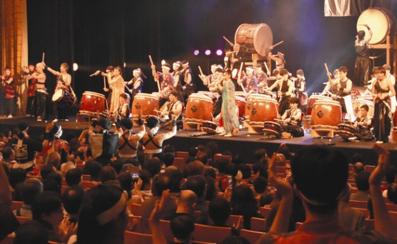 出演した和太鼓チームによる迫力の演奏=春日井市民会館で