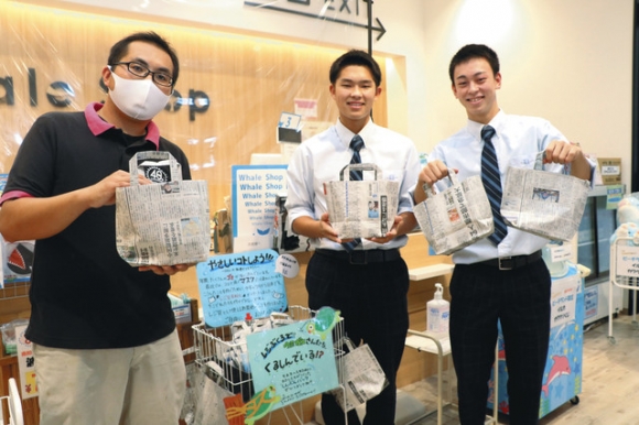 新聞紙リサイクルバッグを作った生徒ら=美浜町の南知多ビーチランドで