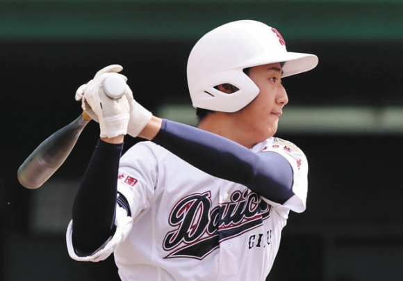 中京－岐阜第一　１回裏岐阜第一２死一塁、内野安打を放つ阪口＝長良川球場で（布藤哲矢撮影）