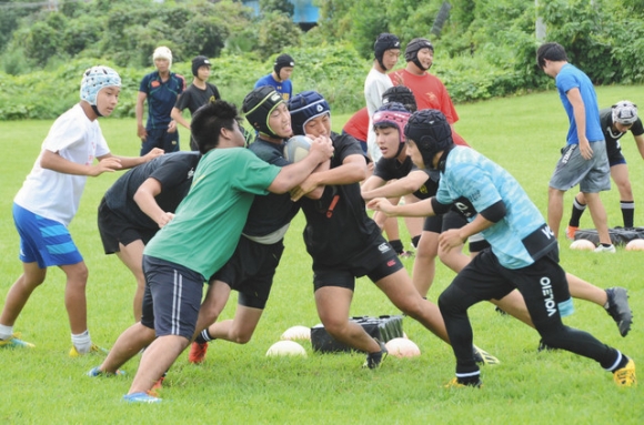 懸命に練習する合同チームの選手ら＝岐阜市旦島で