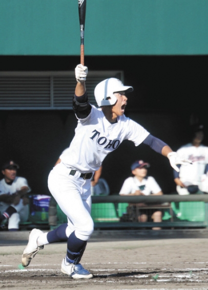 ７回に勝ち越しソロ本塁打を放った東邦の鈴木唯斗外野手＝小牧市民球場で（麻生和男撮影）