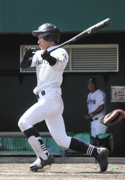 ３安打２打点で勝利に貢献した中京大中京の原尚輝内野手（麻生和男撮影）