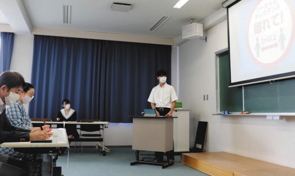 これまでの学習について発表する生徒ら＝安城市の安城学園高で