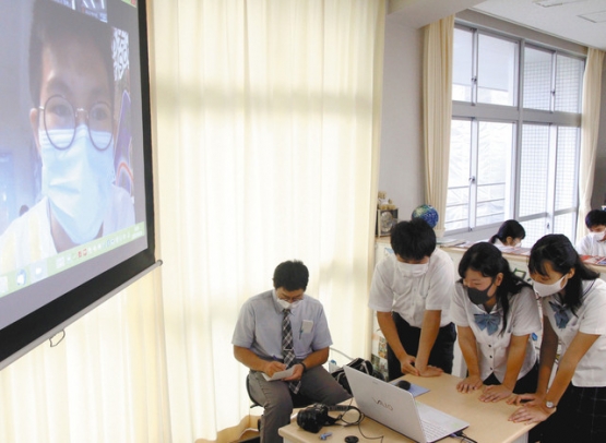 画面に映る香港の生徒とオンラインで交流する愛知啓成高の生徒ら=稲沢市西町1の愛知啓成高で