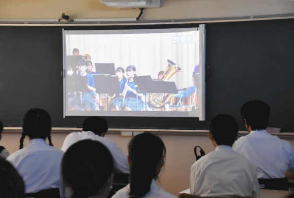 「リモート文化祭」で各団体のパフォーマンスの動画を見る生徒たち=津市の高田高で