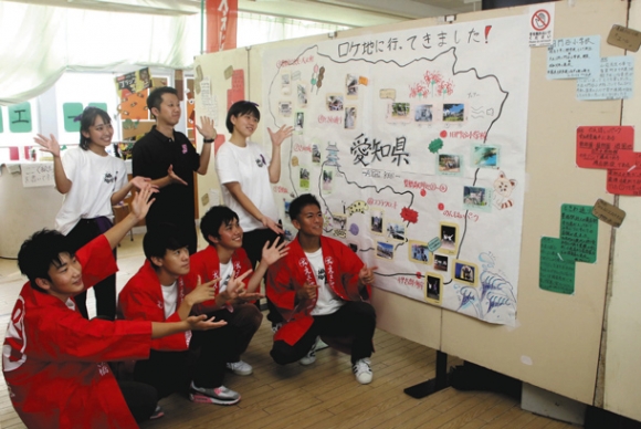 展示を紹介する生徒ら=豊橋市南牛川で