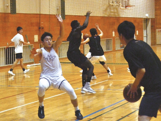初の全国大会切符を目指して練習する富田高バスケットボール部員＝岐阜市野一色で