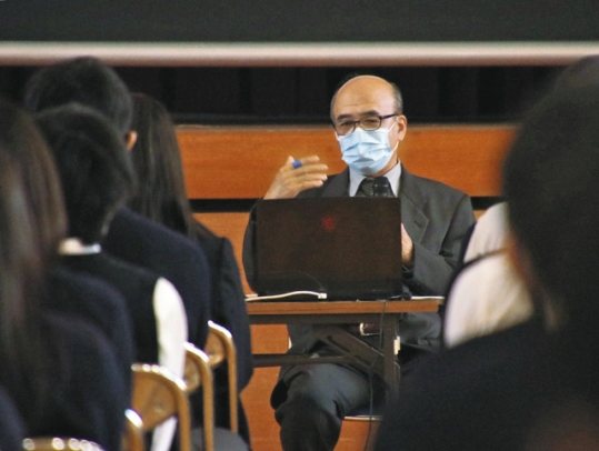 生徒たちに犯罪被害者遺族の思いを語る永谷さん=小牧市本庄郷浦の誉高で