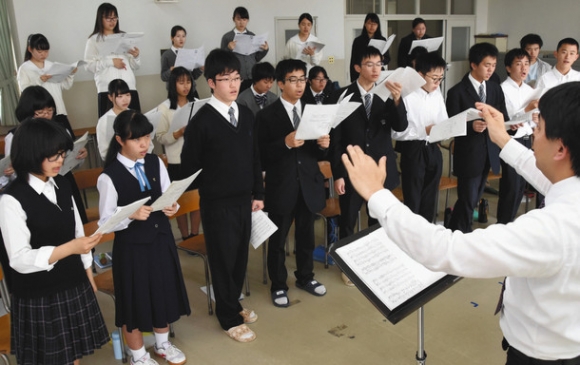 コンサートに向けて合同練習に励む生徒たち=岡崎市稲熊町の岡崎学園高で