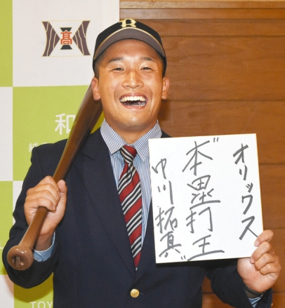 目標を書いた色紙を手に笑顔を見せる中川捕手＝豊橋市の豊橋中央高で