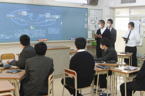 タブレット端末と電子黒板を使って発表する生徒=岐阜市の岐阜聖徳学園高で
