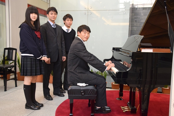 「みんなのピアノ」を提案した杜若高の平井さん（左）ら＝豊田参合館で