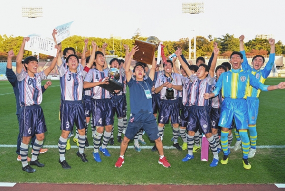 県大会で優勝した東海学園イレブン＝いずれも名古屋市瑞穂区のパロマ瑞穂スタジアムで