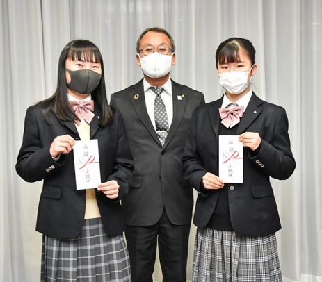 中川教育長（中）に抱負を語った山口さん（左）と藤原さん＝小牧市役所で