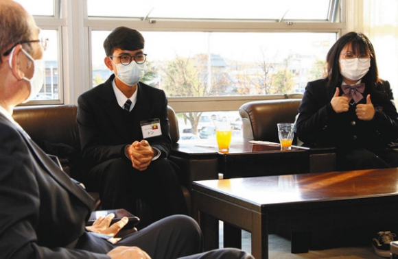 加藤市長に今後の意気込みを語る男子生徒(中)と女子生徒(右)=稲沢市役所で