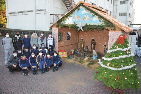 馬小屋を手掛けた生徒ら＝瀬戸市西長根町で