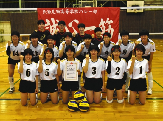 県総体の賞状を手に笑顔の部員たち＝多治見市明和町の多治見西高で