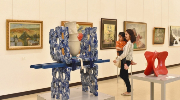 絵画のほか立体的な作品が並ぶ会場=松阪市文化財センターで
