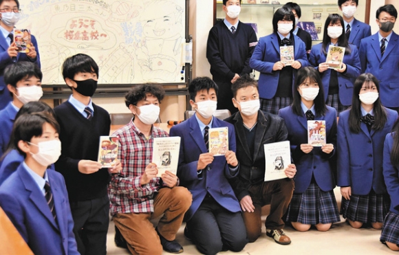 取材を終えて魚乃目さん（前列右から５人目）を囲み、記念撮影する桜丘高の生徒＝愛知県豊橋市の桜丘高で