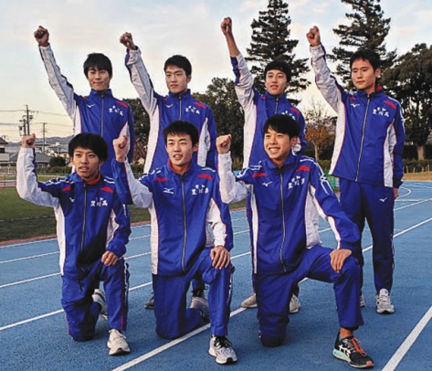 高校駅伝で入賞を目指す豊川の選手＝愛知県の豊川高校総合グラウンドで（島田明撮影）