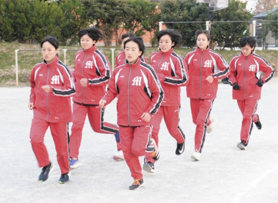 初出場に向け、期待を胸に練習する美濃加茂高の選手ら＝美濃加茂市本郷町の同校グラウンドで