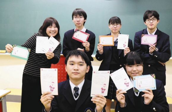 手作りしたクリスマスカードを手にする部員ら＝美浜町の日本福祉大付属高で
