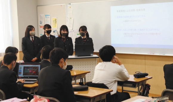 認知症高齢者問題の課題について、解決案を示す生徒たち=愛西市持中町で