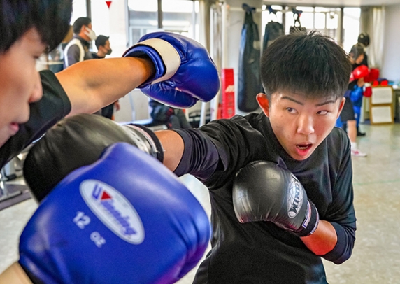 大会に向け練習する居川選手＝昭和区円上町の名古屋工業高で