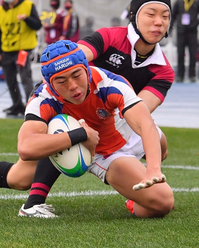 前半３分、中部大春日丘の相沢選手が先制トライを決める
