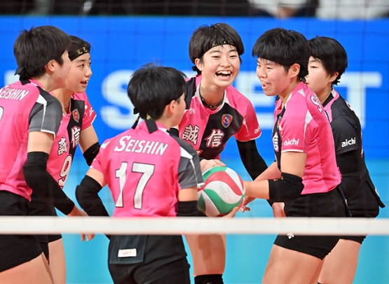 誠信－長岡商　第２セット、ポイント間に言葉を交わす誠信の三留選手（中央）ら