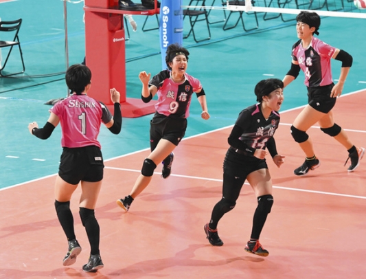 札幌山の手－誠信　第１セット、ポイントを奪い笑顔の誠信・弓削選手（中央）ら＝東京体育館で